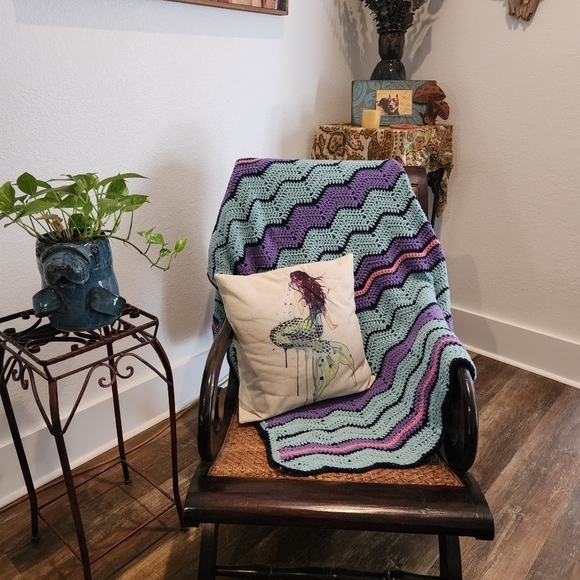 Hand Crafted Other - HANDCRAFTED crochet blanket Chevron print with scalloped edge